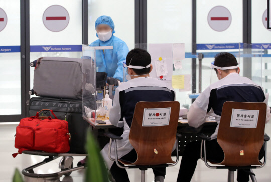 방역복 입고 입국하는 미얀마 교민 <연합뉴스>